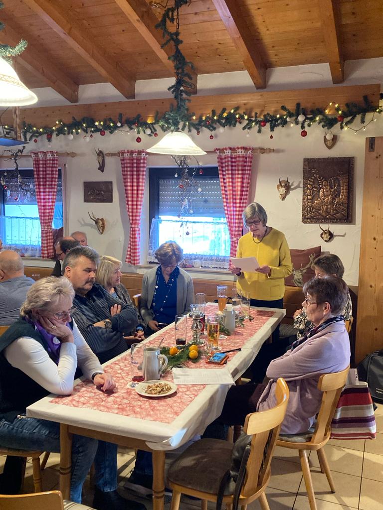 Geselligkeit bei der schönen Weihnachtsfeier 23