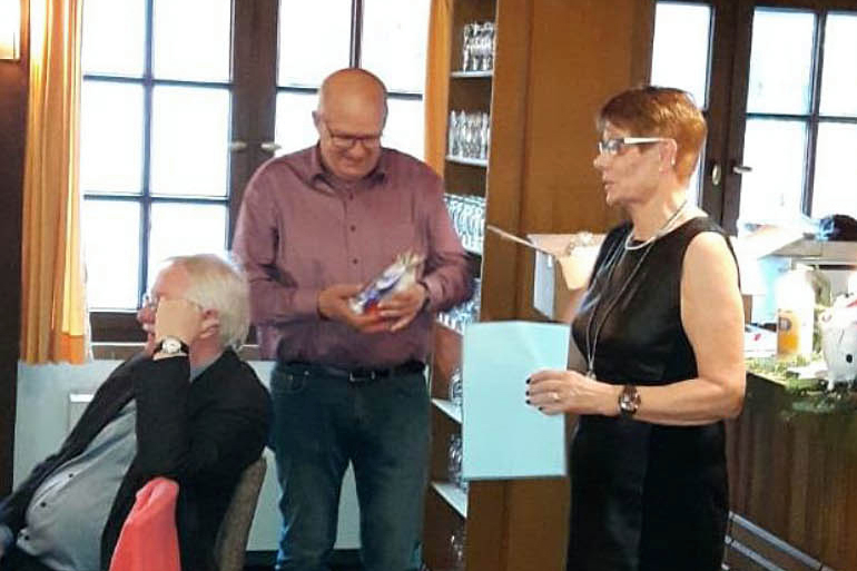 Vorsitzende Helga und Franz halten eine Rede vor Mitglieder an Weihnachtsfeier